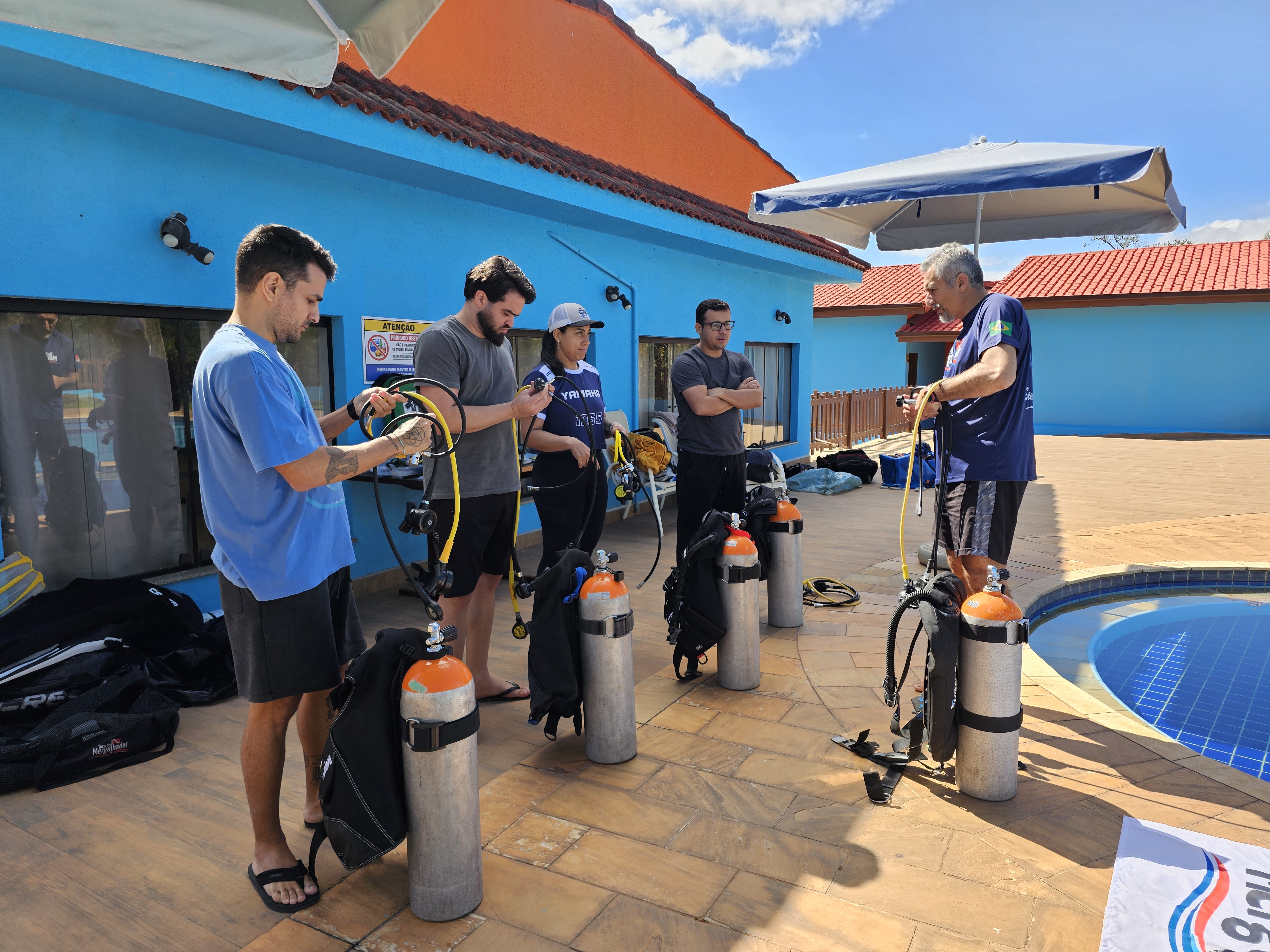 Aluno em treinamento de piscina no curso Open Water